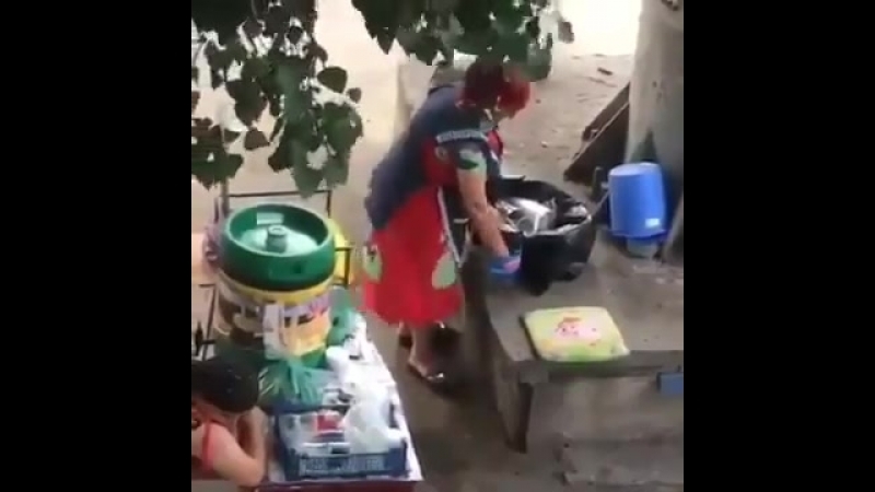 Моют одноразовые стаканчики для кваса [ ]