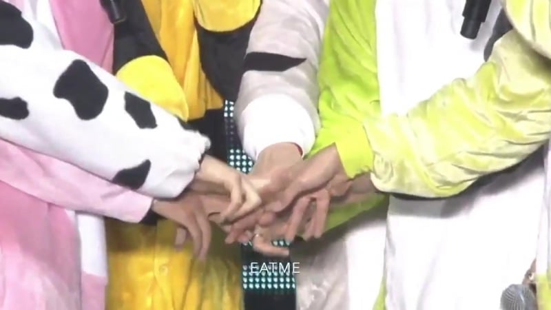 Прыгают через скакалку