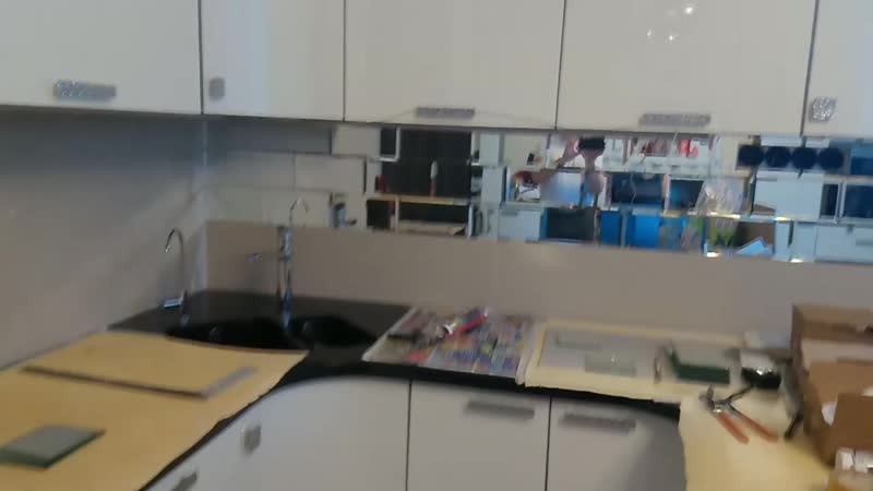 Зеркальный фартук на кухне