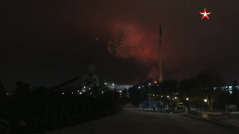 В москве прогремел праздничный салют в честь 75 й годовщины освобождения будапешта от немецко фашистских захватчиков