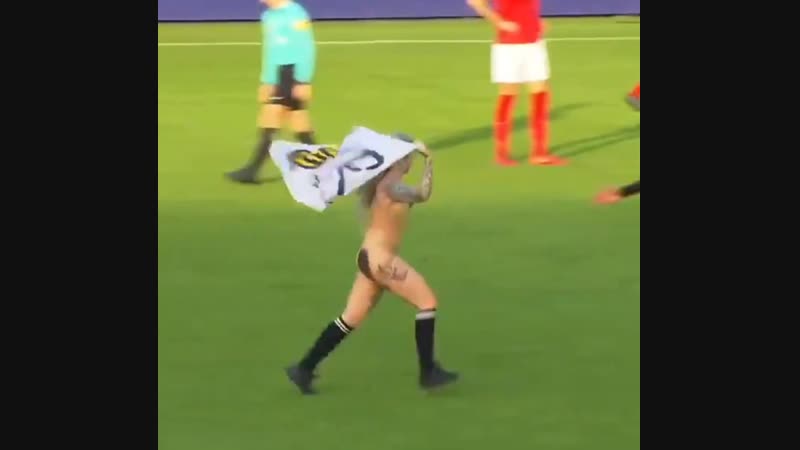 Голая болельщица на футбольном матче