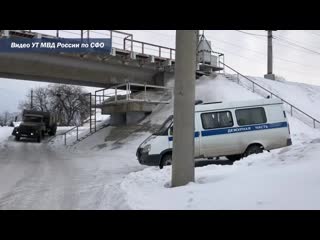 Двое молодых людей из поселка тальменка в алтайском крае сбросили девушку с железнодорожного моста после пьянки