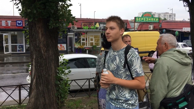 Стою возле свидетелей иеговых и молчу