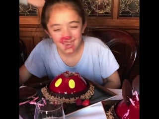 I promised my daughter valentina to take her to #disneylandparis for her 10th birthday so we did a disney #mordida le prometí a