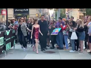 Anna kendrick shimmers in a red mini dress and matching heels