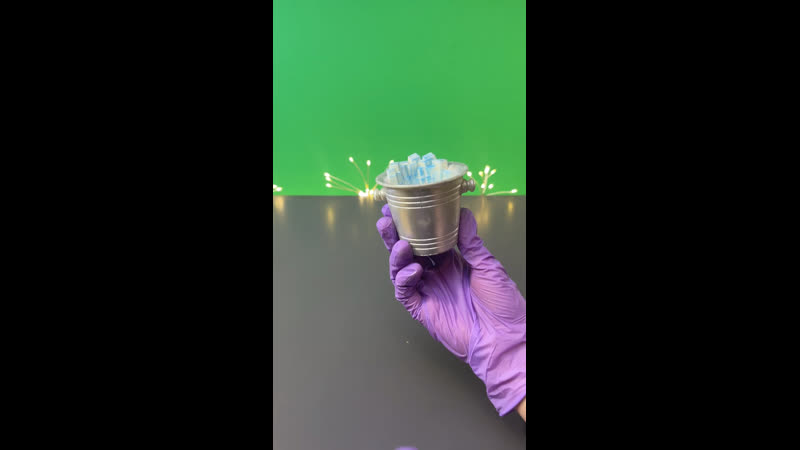 Бутылка шампанского и ведёрко со льдом🍾