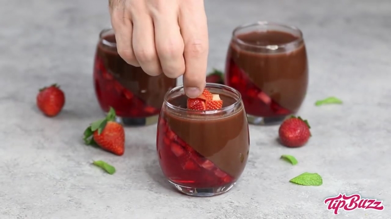 Strawberry chocolate mousse (valentines)