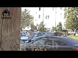 18 летняя девушка избила бабушку у подъезда за замечание, затем свою подругу