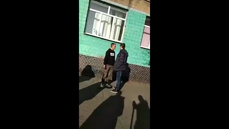 Допизделся на уроках разукрасили личико возле школы