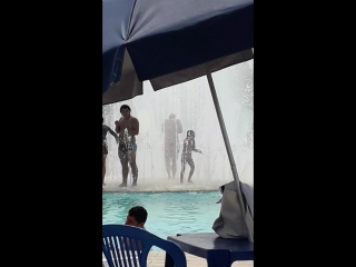 Se refrescando de um intenso calor no amazonas em um balneario local 3