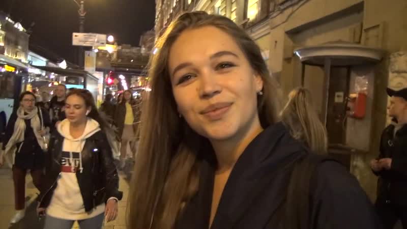 Девушка берет у богатых и дает бедным