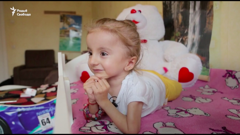 6 гадовая кіра зьбірае грошы на апэрацыю, каб пайсьці ў школу самастойна