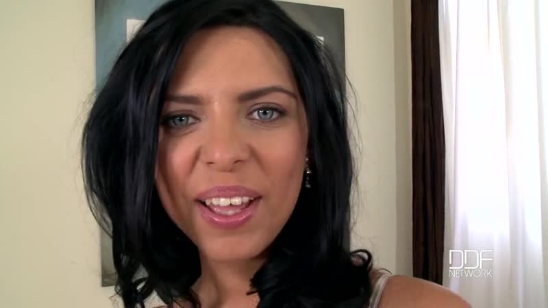 Roskoshnaya bryunetka kira queen zrelishchno razdevaetsya na kastinge