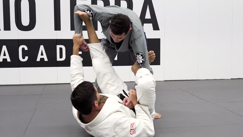 Vitor paschoal & caio terra spider scissor sweep