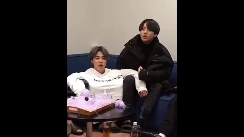 Jungkook jimin'in elini tutacak gibi duruyor tutsaydın ( 900 x 720 ) mp4