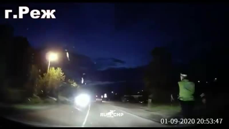 В городе реж от гаишников уехал патрульный автомобиль