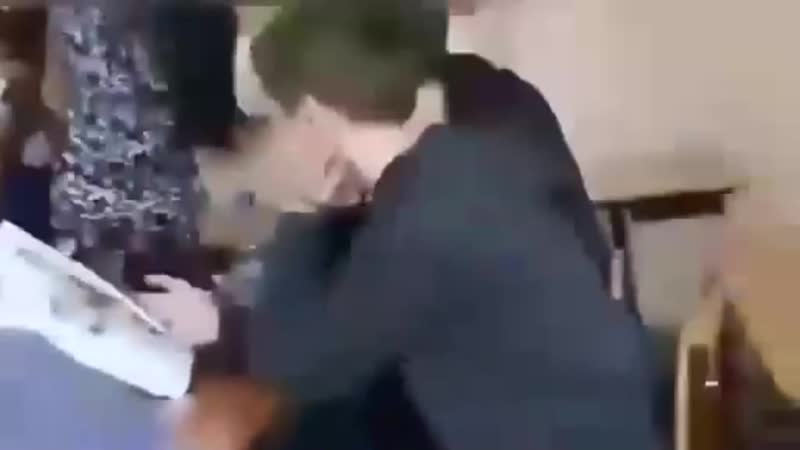 В красноярской школе №151 учительница схватила одну из учениц за голову и ударила об парту