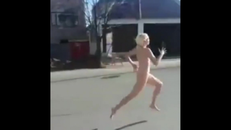 Порно видео Девушки бегают по улице голыми