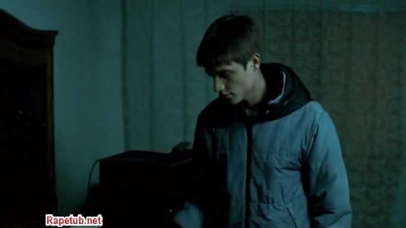 Девушка старших классов вступает в половое отношения с одноклассником