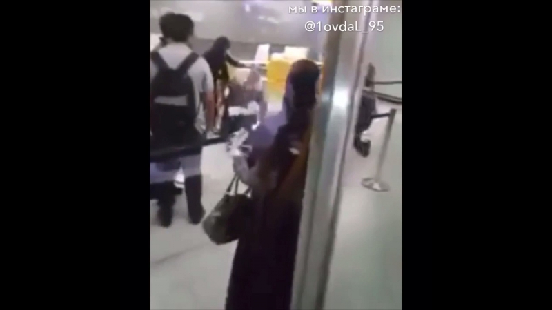 Не кричи, 1овдал! полицейские силой сняли никаб с девушки, тем самым вызвав гнев у рядом стоящего мусульманина