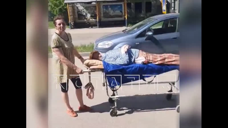 После отказа в госпитализации, парализованного дедушку на каталке пришлось из больницы везти домой его пожилой супруге