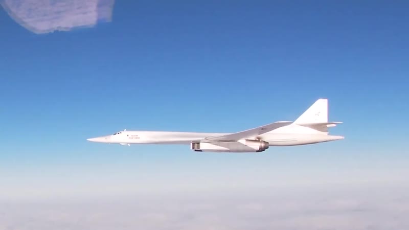 Воздушная дозапраа ту 160 в ходе полета над баренцевым, норвежским морями и атлантическим океаном