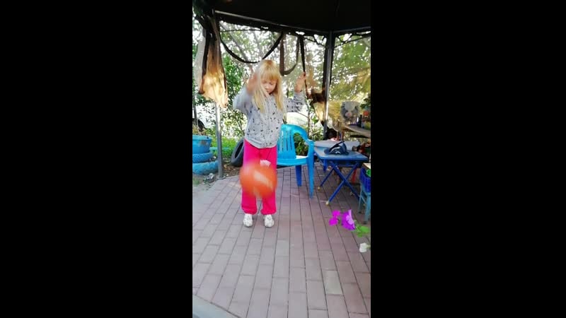 Чеканка мяча правой рукой