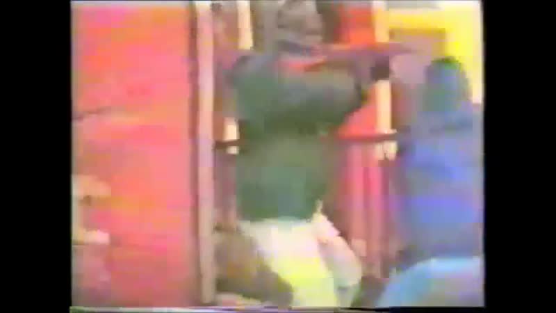 Боевики ирландской республиканской армии в уличной перестрелке в белфасте,