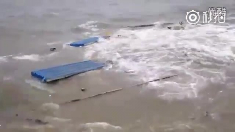 Sos спасение 2х членов экипажа с тонущей баржи с песком 21 12 2016