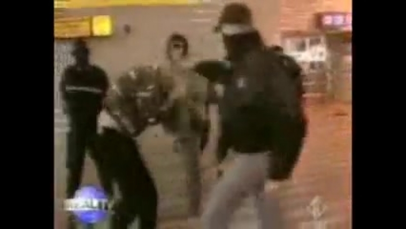 Скинхеды и панки пиздят в метро бонов