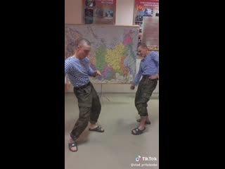 Подтанцоа в клубе