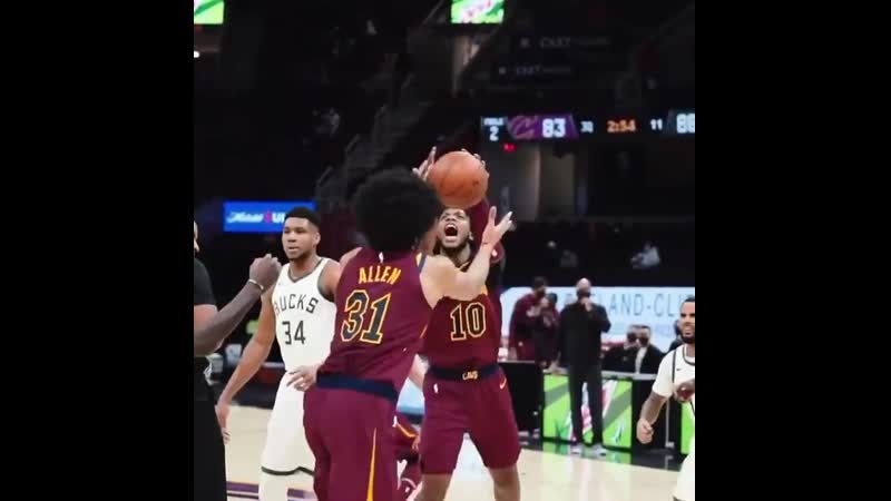 6' 1" darius garland beat giannis on a jump ball 😳