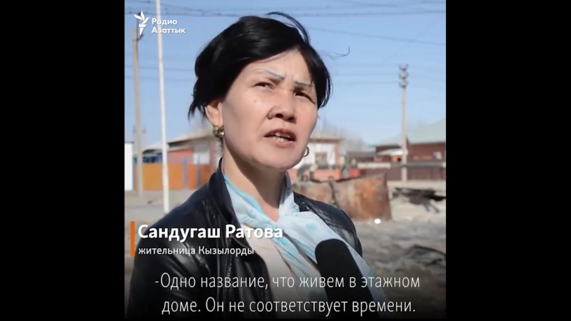Уличные туалеты во дворе многоэтажки