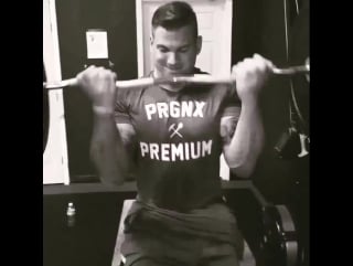 Парень занимается без обеих ног и не пропускает тренирои