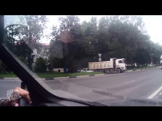 Truck reverses into two way traffic faulty brakes