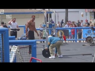 Дед пришел на muscle beach, чтобы показать на что он способен