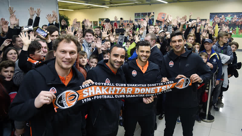 Шахтер собрал около тысячи болельщиков на открытии фотовыстаи в харькове