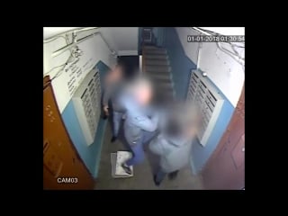 Вандалы устроили дебош в подъезде