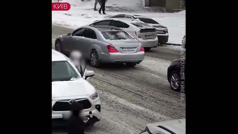 Киeвe жeнщина два раза подряд ударила одну и ту жe машину