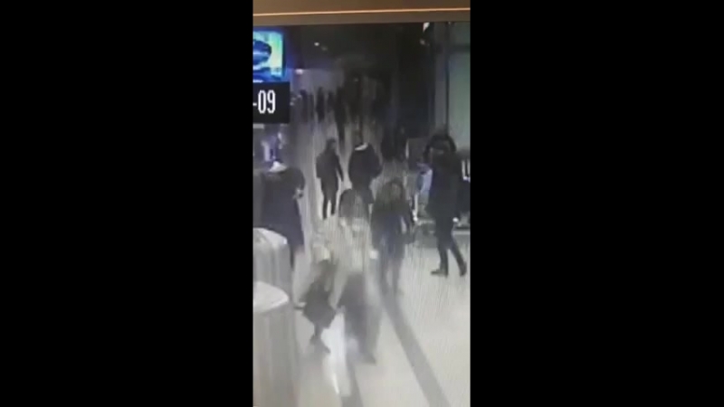 Буйная пассажирка, опоздавшая на рейс