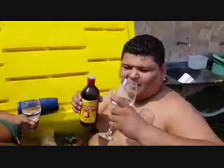 Gordo e gorda chimpa se refrescando