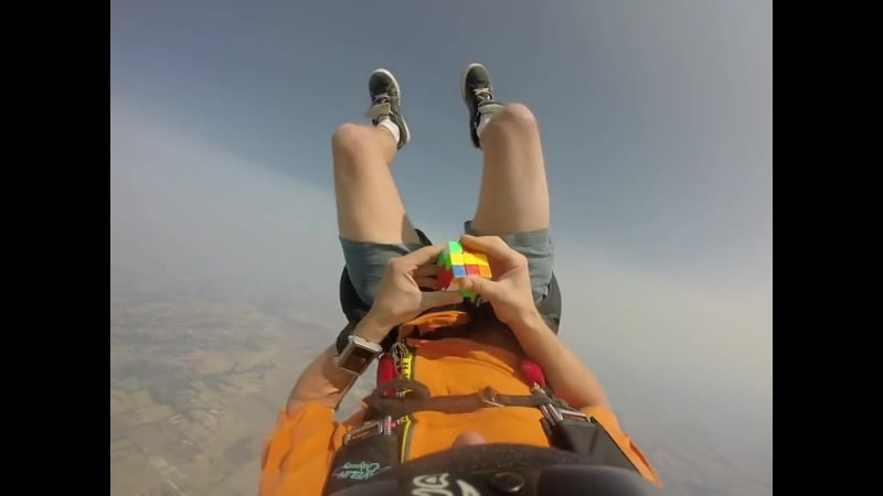 Бесстрашный парашютист собрал головоломку кубик рубика в свободном падении