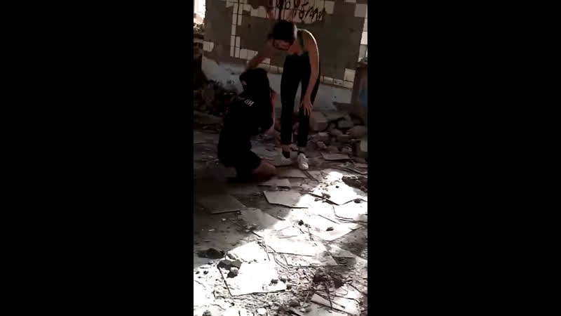 В ростовской области школьница заставила «ответить за слова» ровесницу и избила её на заброшенном заводе