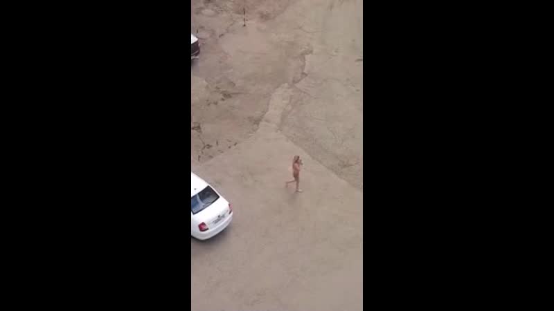 В стерлитамаке по улице разгуливала голая девушка
