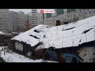 80 летняя бабушка живет в центре города среди дорогих высоток в избушке, наполовину ушедшей под землю