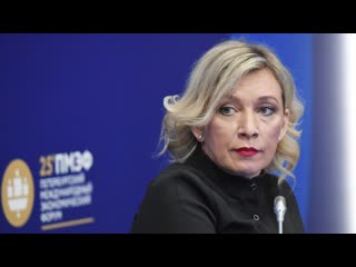 Live russlands aussenamtssprecherin maria sacharowa gibt wöchentliche pressekonferenz