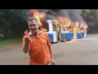 Троллейбус горит