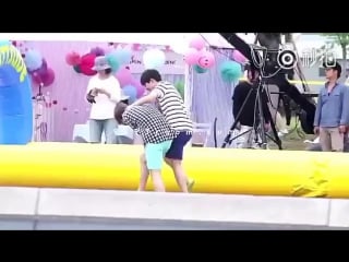 Baekhyun accidentally splashed water to kyungsoo and he is running for his life baeksoo lmao 😂