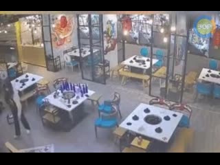 Девушка даёт отпор двум парням