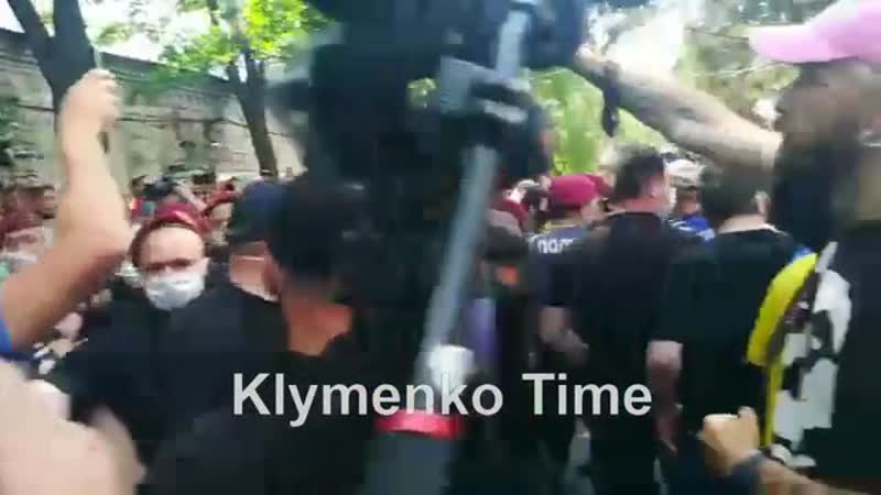 Под судом, где судят стерненко, напали на журналистов шарий net